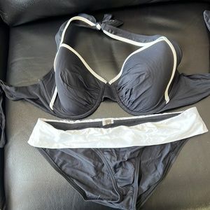 2pc bathing suit top 36DD black and white it’s not gray and white